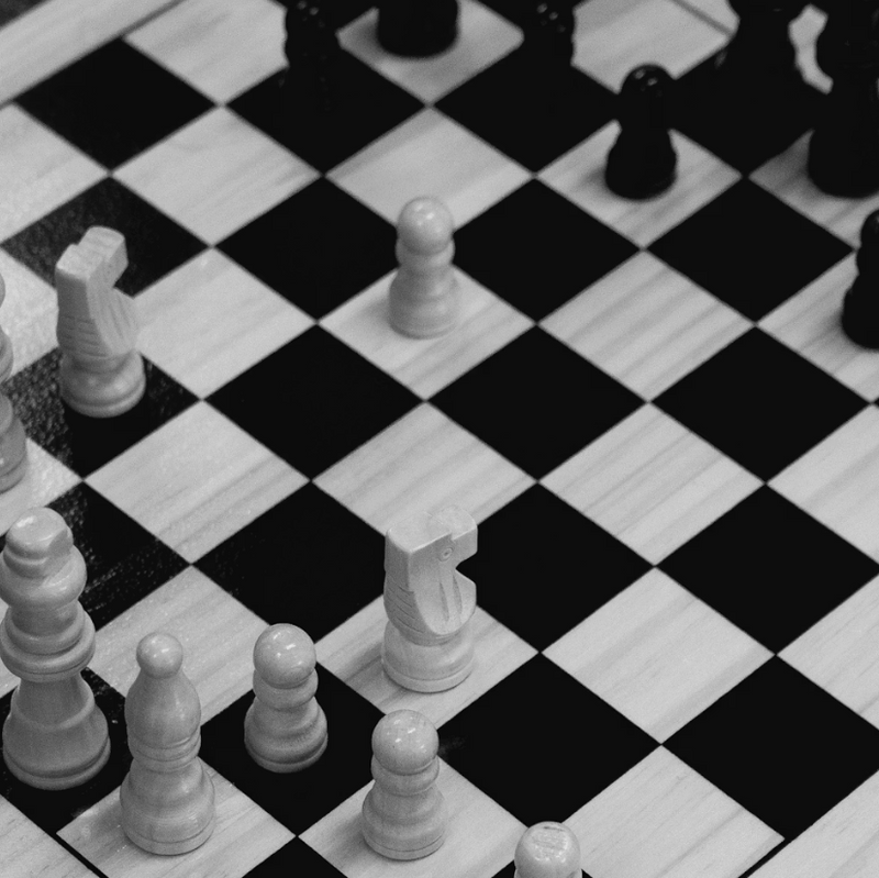 Pourquoi les cases de l’échiquier sont-elles noires et blanches ?