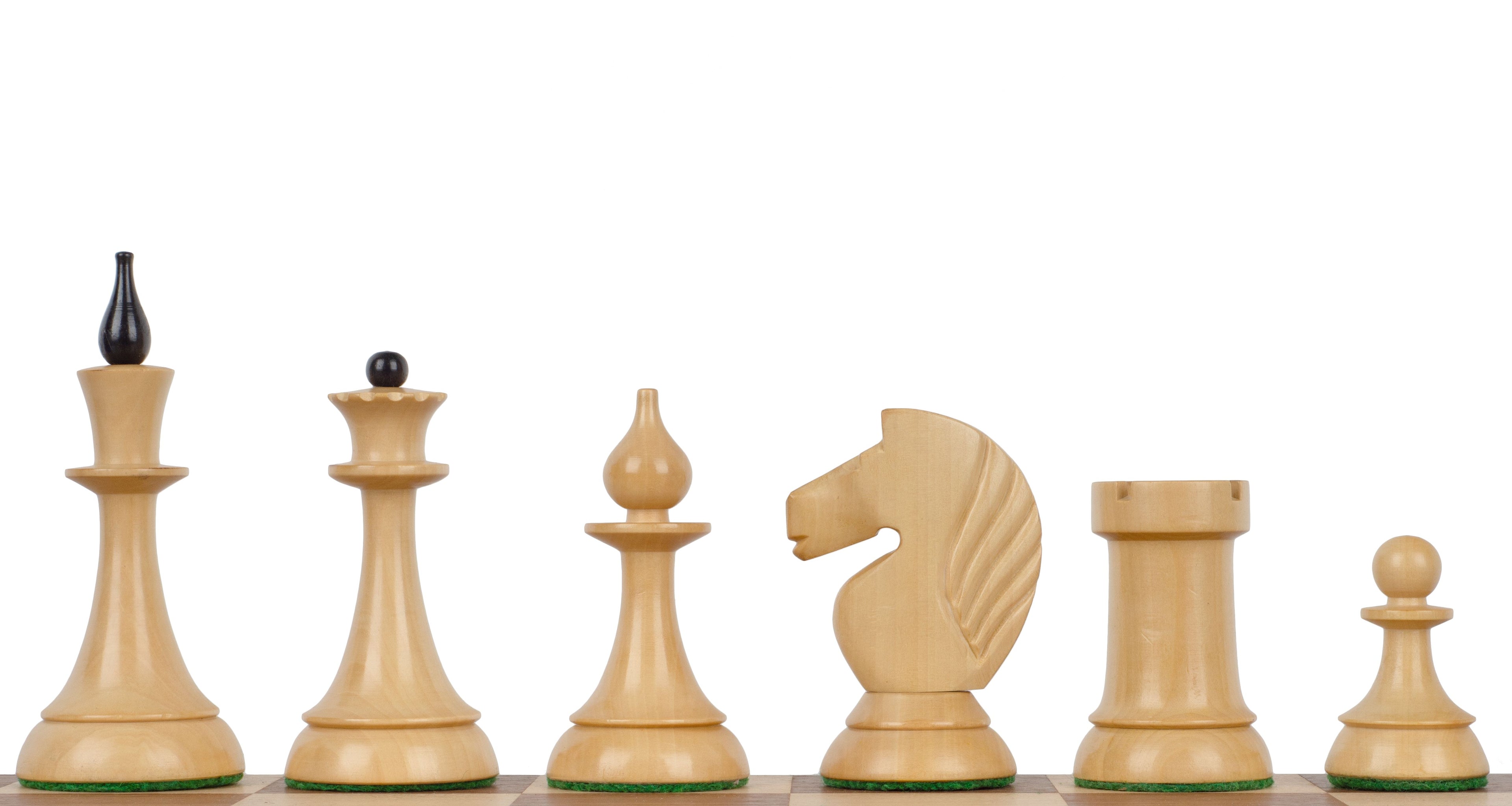 Figures claires en buis du jeu d'échecs Queen's Gambit 1957, du roi au pion