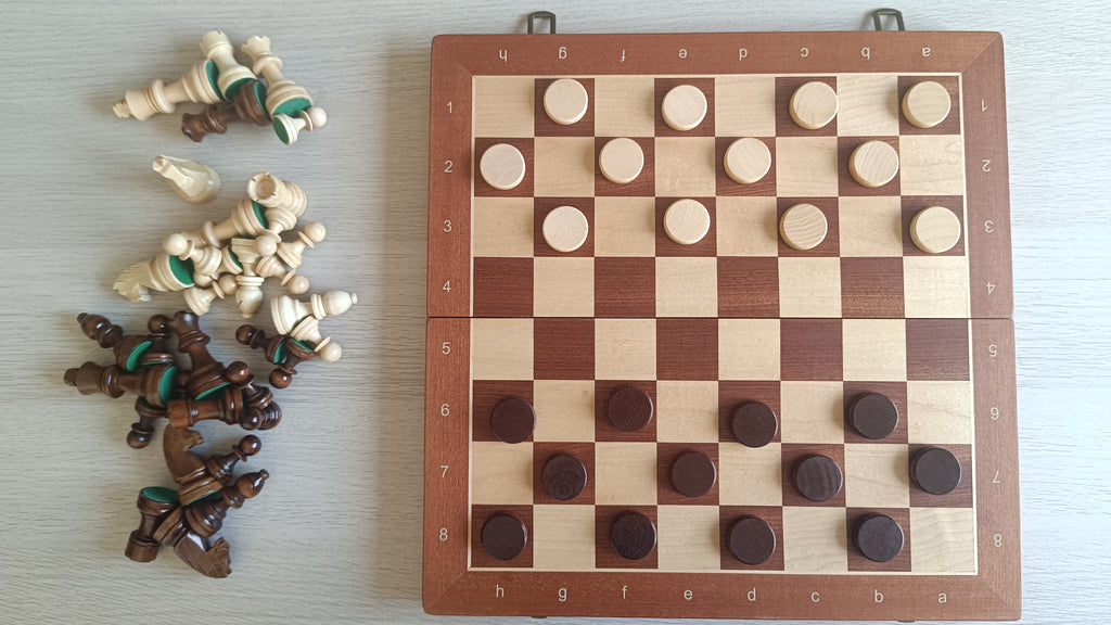 Pions de dames sur l'échiquier, pièces d'échecs posées à côté montrant leur base feutrée