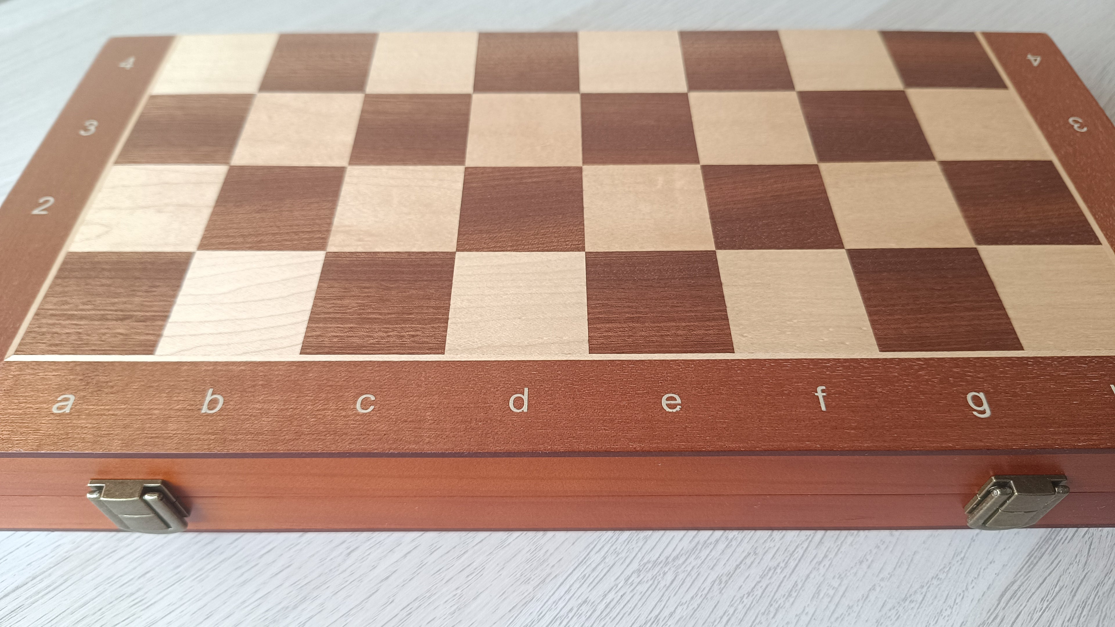 Échiquier vide en acajou et pin avec inscription alphanumérique et fermetures métalliques du coffret