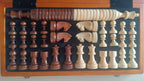 Pièces d'échecs rangées dans leurs compartiments de rangement en bois du coffret