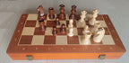 Échiquier en bois avec inscription alphanumérique et fermetures métalliques, pièces d'échecs en position de jeu