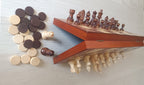 Coffret 2 en 1 vu de profil avec les pièces d'échecs et les pions de dames disposés autour