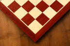 Détail du coin d'un échiquier en bois assorti au jeu d'échecs Queen's Gambit 1957