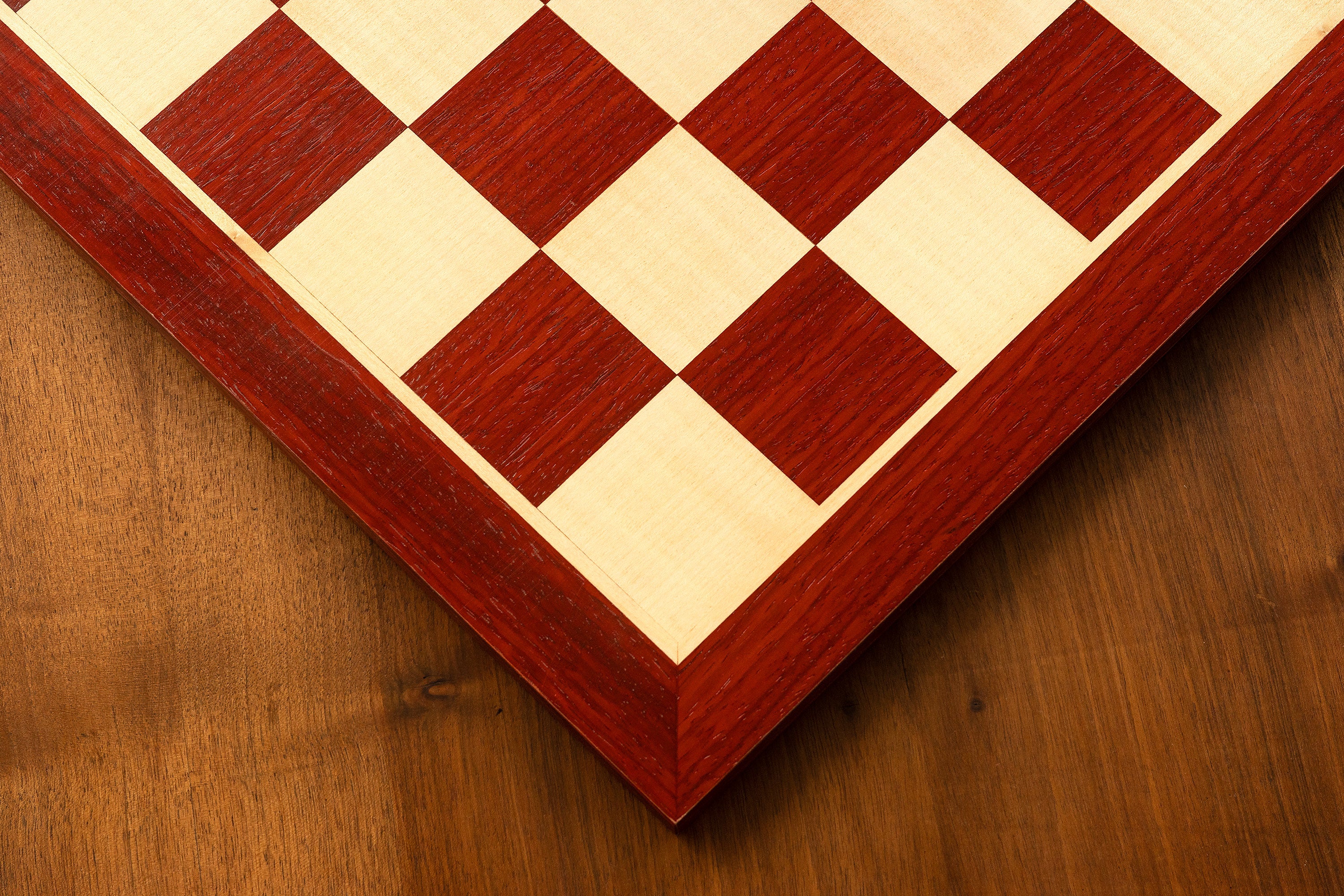Détail du coin d'un échiquier en bois assorti au jeu d'échecs Queen's Gambit 1957