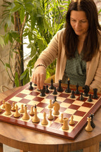 Joueuse installant les figures du jeu d'échecs Queen's Gambit 1957 avant une partie