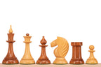 Toutes les pièces du jeu d'échecs Queen's Gambit 1957 alignées, roi, dame, fou, cavalier, tour et pion
