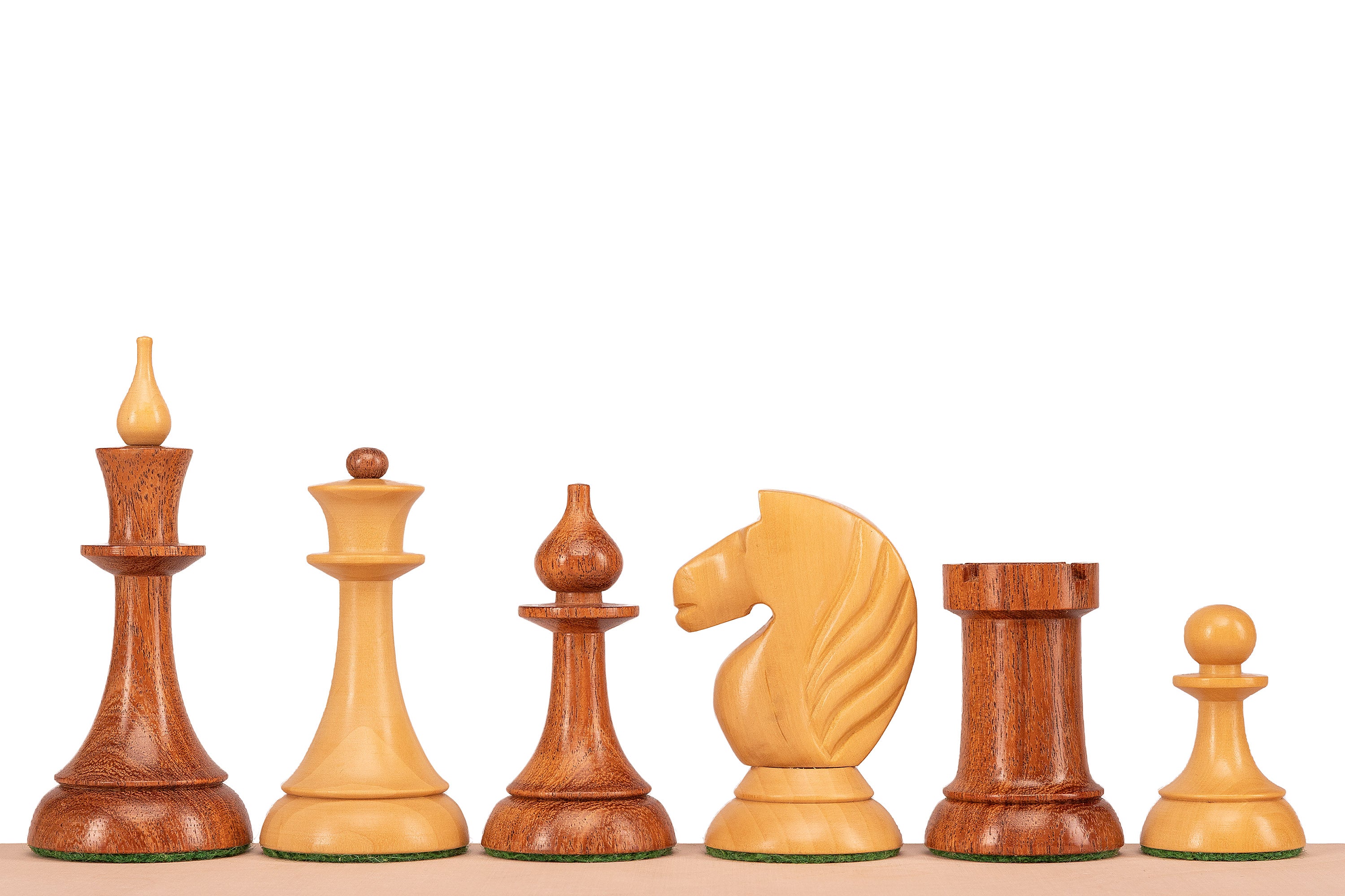 Toutes les pièces du jeu d'échecs Queen's Gambit 1957 alignées, roi, dame, fou, cavalier, tour et pion