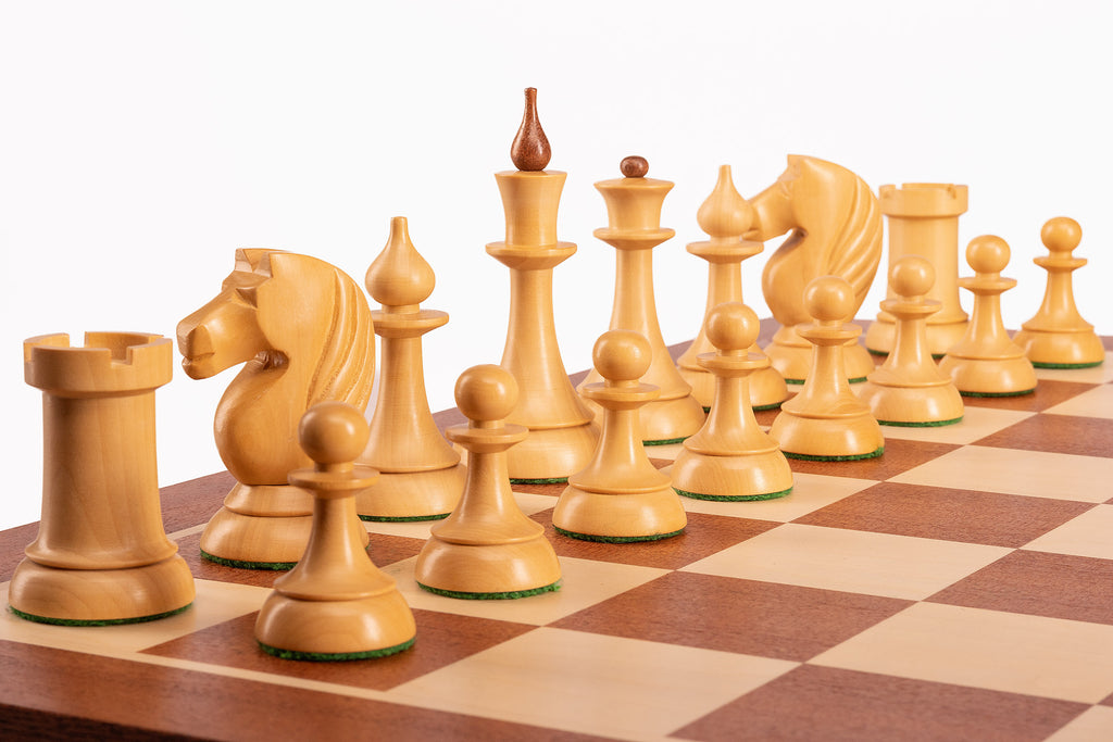 Rangée de pièces d'échecs claires en acacia Queen's Gambit 1957, vue rapprochée