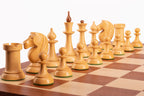 Rangée de pièces d'échecs claires en acacia Queen's Gambit 1957, vue rapprochée