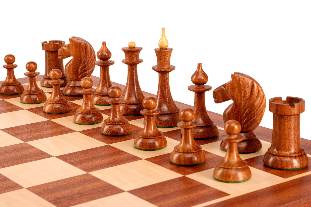 Rangée de pièces d'échecs foncées en acacia indien Queen's Gambit 1957, vue rapprochée