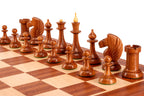 Rangée de pièces d'échecs foncées en acacia indien Queen's Gambit 1957, vue rapprochée