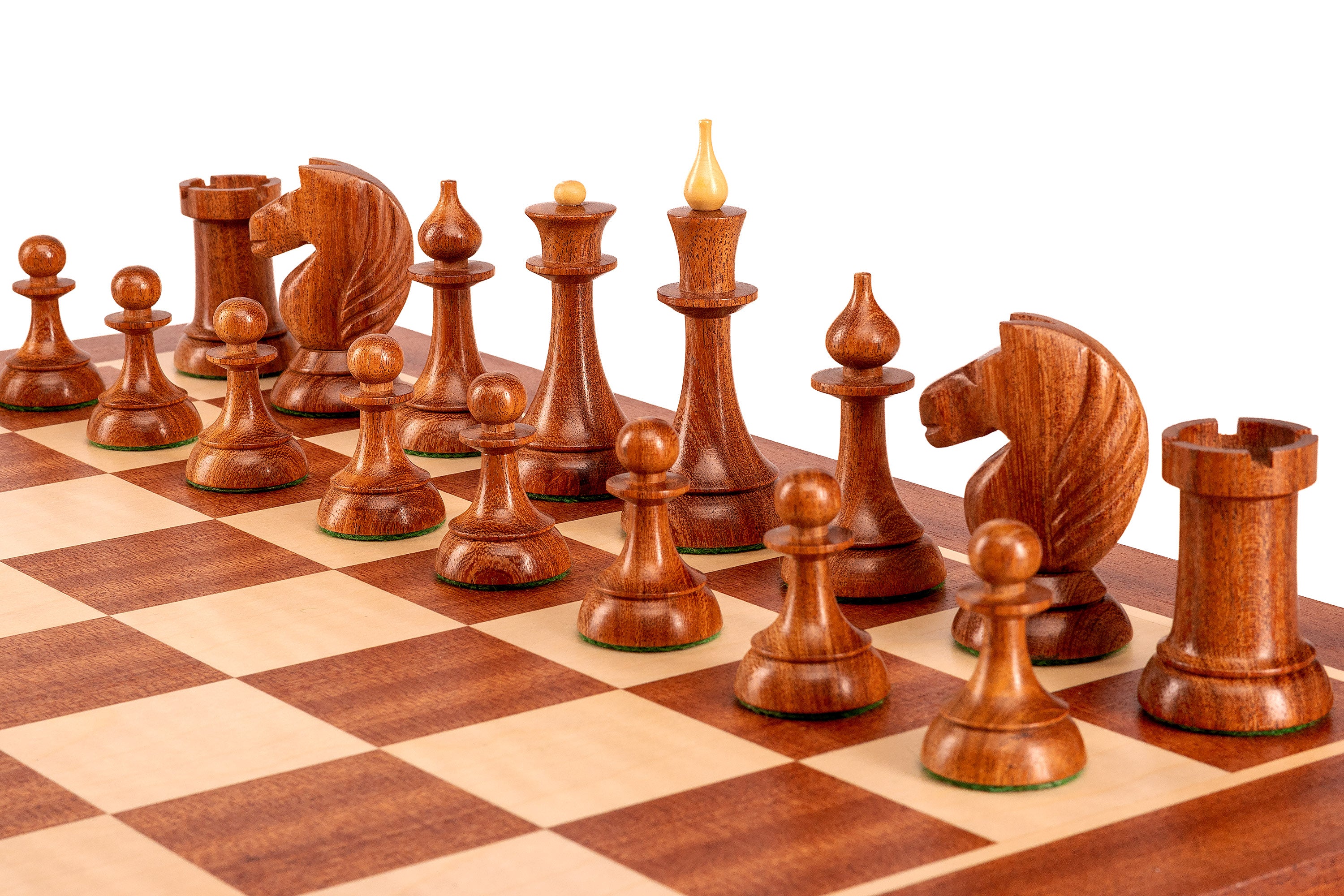 Rangée de pièces d'échecs foncées en acacia indien Queen's Gambit 1957, vue rapprochée