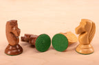 Cavaliers du jeu d'échecs Queen's Gambit 1957 renversés, gros plan sur le feutre vert de la base