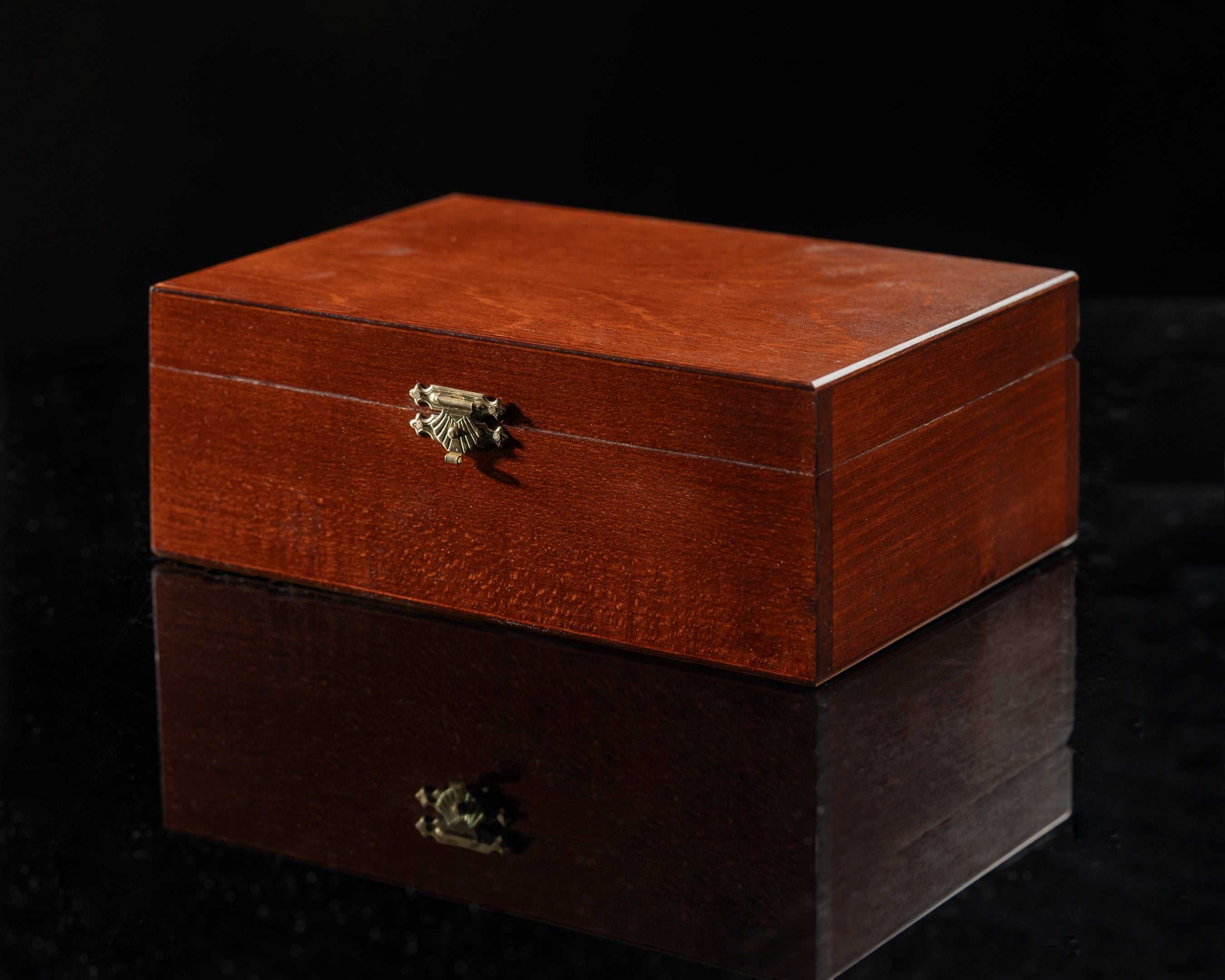 Boîte de rangement en bois foncé pour pièces d'échecs de tailles 6 et 7