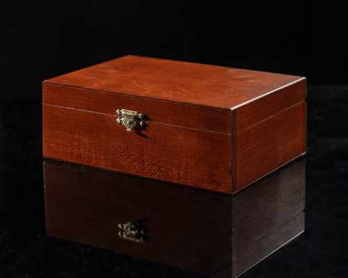 Boîte de rangement en bois foncé pour pièces d'échecs de tailles 6 et 7