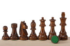 Rangée de pièces d'échecs German 5+ foncées, base feutrée visible sur la reine renversée