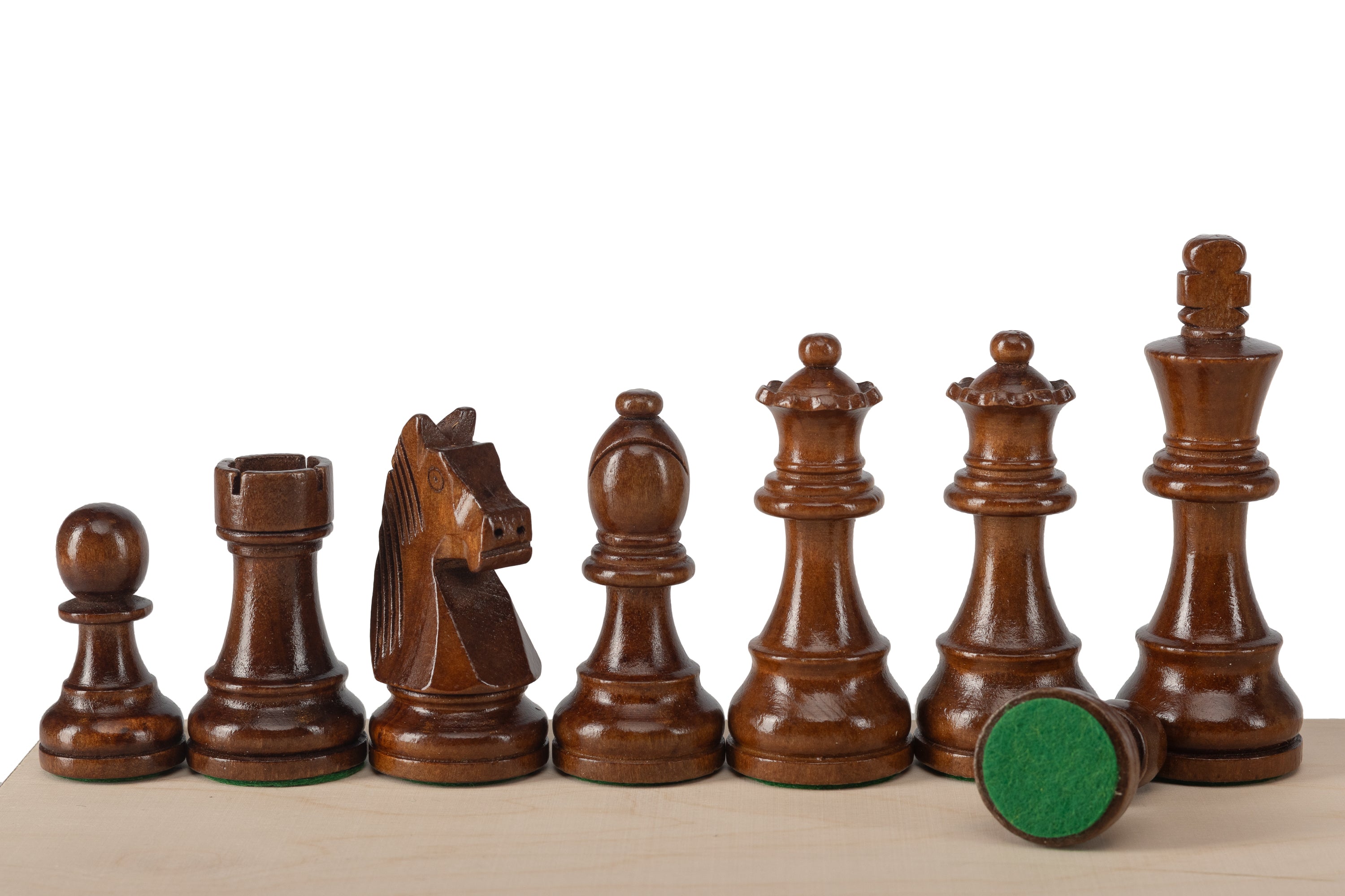 Rangée de pièces d'échecs German 5+ foncées, base feutrée visible sur la reine renversée
