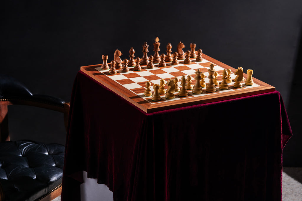 Ensemble d'échecs padouk et acacia aux tons chauds assortis