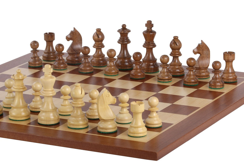 Pièces d'échecs lestées et feutrées sculptées à la main en Inde