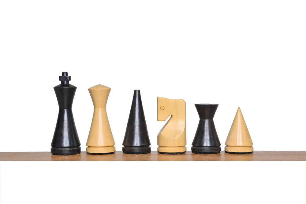 Jeu complet de pièces d'échecs Modern Staunton en bois de buis, blanches et noires alignées sur un échiquier