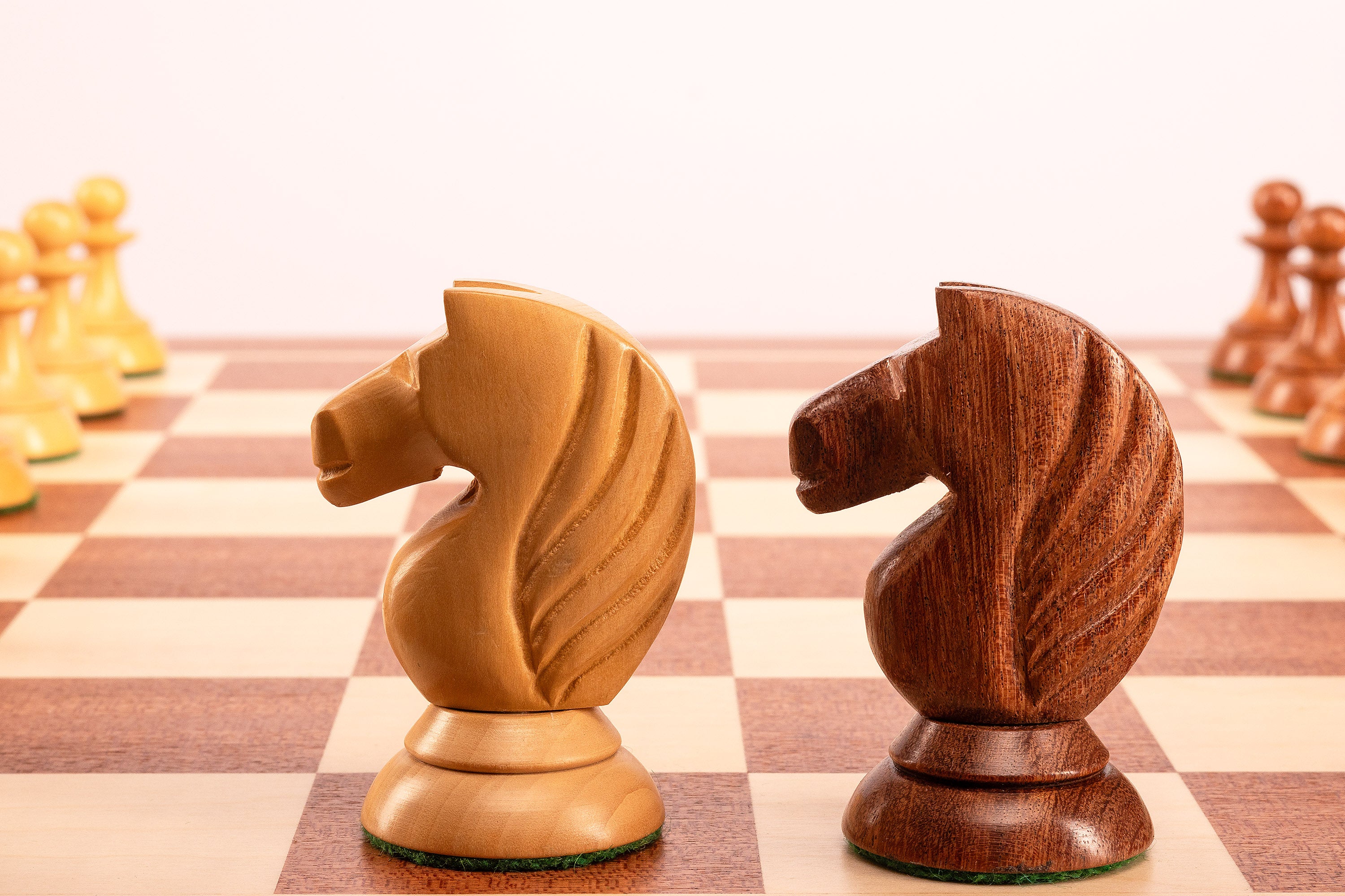Face-à-face des deux cavaliers du jeu d'échecs Queen's Gambit 1957, détail de la sculpture en acacia