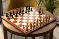 Jeu d'échecs Queen's Gambit 1957 en buis et ébène installé sur un échiquier en bois