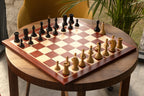 Jeu d'échecs Queen's Gambit 1957 en buis et ébène installé sur un échiquier en bois